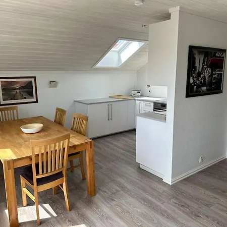 度假居 Husvik! Deilig Lite Hus Rett Ved Sjoen! 滕斯贝格