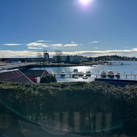 Husvik! Deilig Lite Hus Rett Ved Sjoen! * Tonsberg