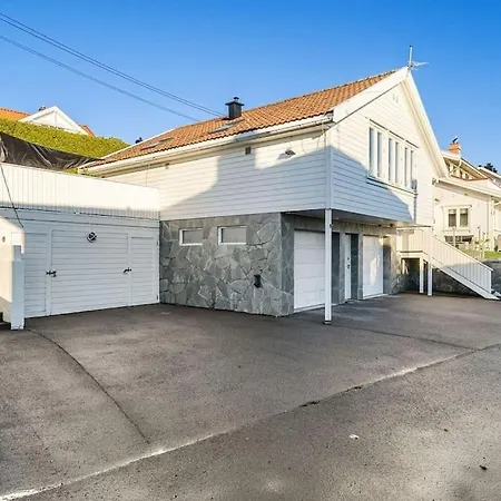 Husvik! Deilig Lite Hus Rett Ved Sjoen! 滕斯贝格