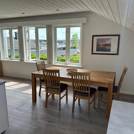 Husvik! Deilig Lite Hus Rett Ved Sjoen! 度假居 滕斯贝格