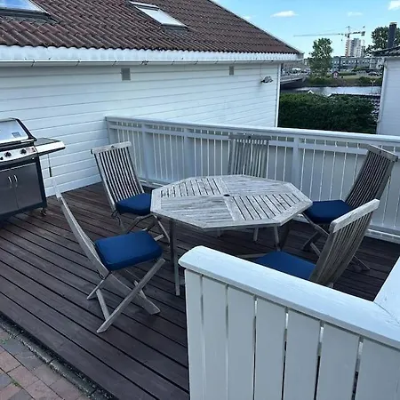 Husvik! Deilig Lite Hus Rett Ved Sjoen! Ferienhaus *