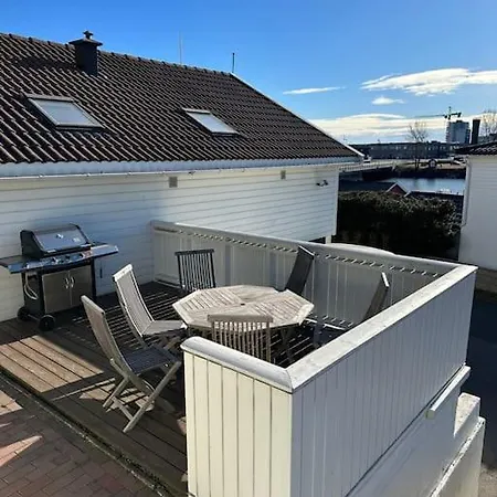Husvik! Deilig Lite Hus Rett Ved Sjoen! *