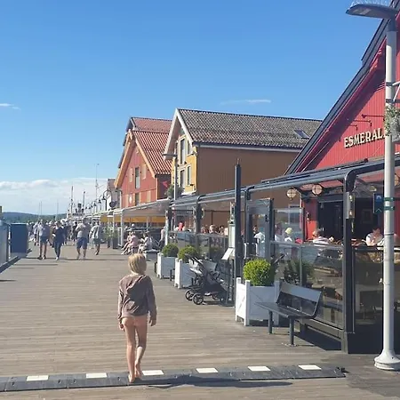 Husvik! Deilig Lite Hus Rett Ved Sjoen! Сasa de vacaciones