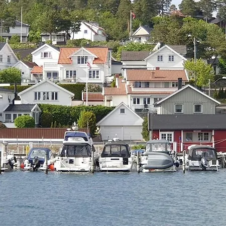 Husvik! Deilig Lite Hus Rett Ved Sjoen!