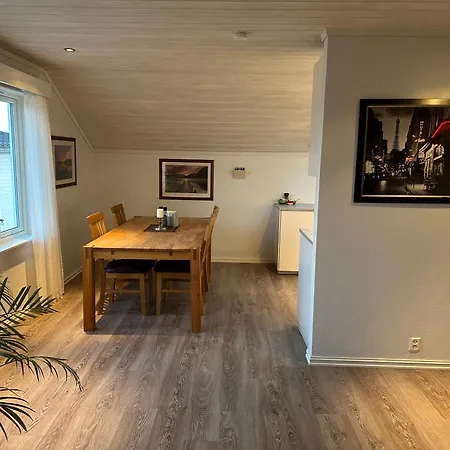 Husvik! Deilig Lite Hus Rett Ved Sjoen! Ferienhaus *