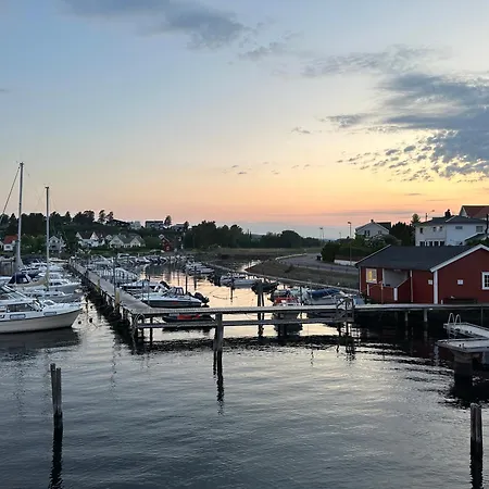 Husvik! Deilig Lite Hus Rett Ved Sjoen! Ferienhaus Tønsberg