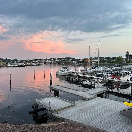 Husvik! Deilig Lite Hus Rett Ved Sjoen! *