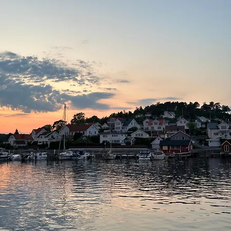 Husvik! Deilig Lite Hus Rett Ved Sjoen! *