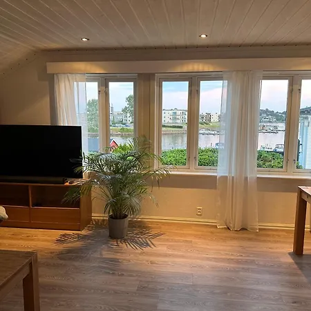 Ferienhaus Husvik! Deilig Lite Hus Rett Ved Sjoen!