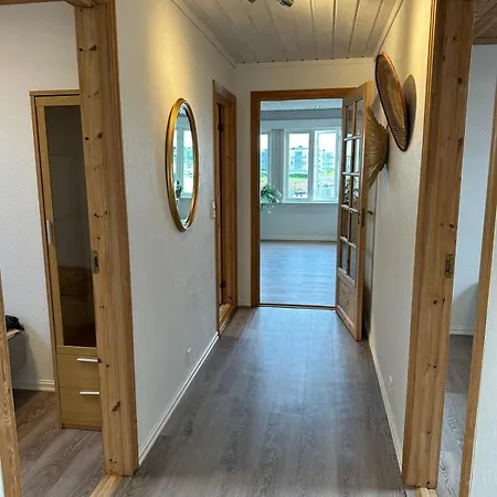 Ferienhaus Husvik! Deilig Lite Hus Rett Ved Sjoen!